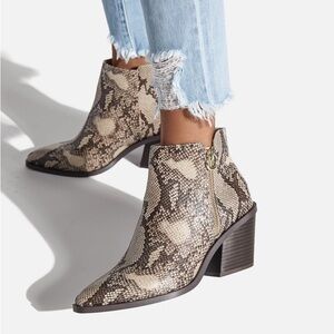 New Shoe Dazzle‎ Britny Snakeskin Angled Block Heel Boot Sz 7.5